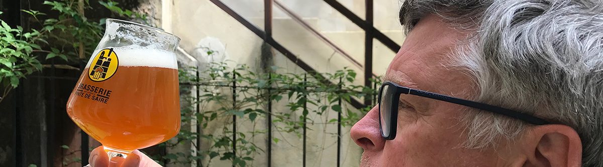Notre journaliste Jean-Baptiste Quentin observe une bière.
