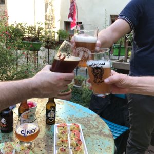 Copains trinquent avec une bière
