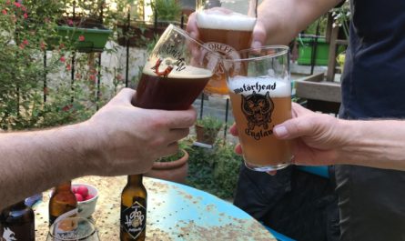 Copains trinquent avec une bière