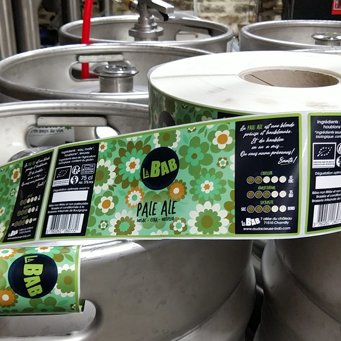 Focus sur les étiquettes des bouteilles de bière